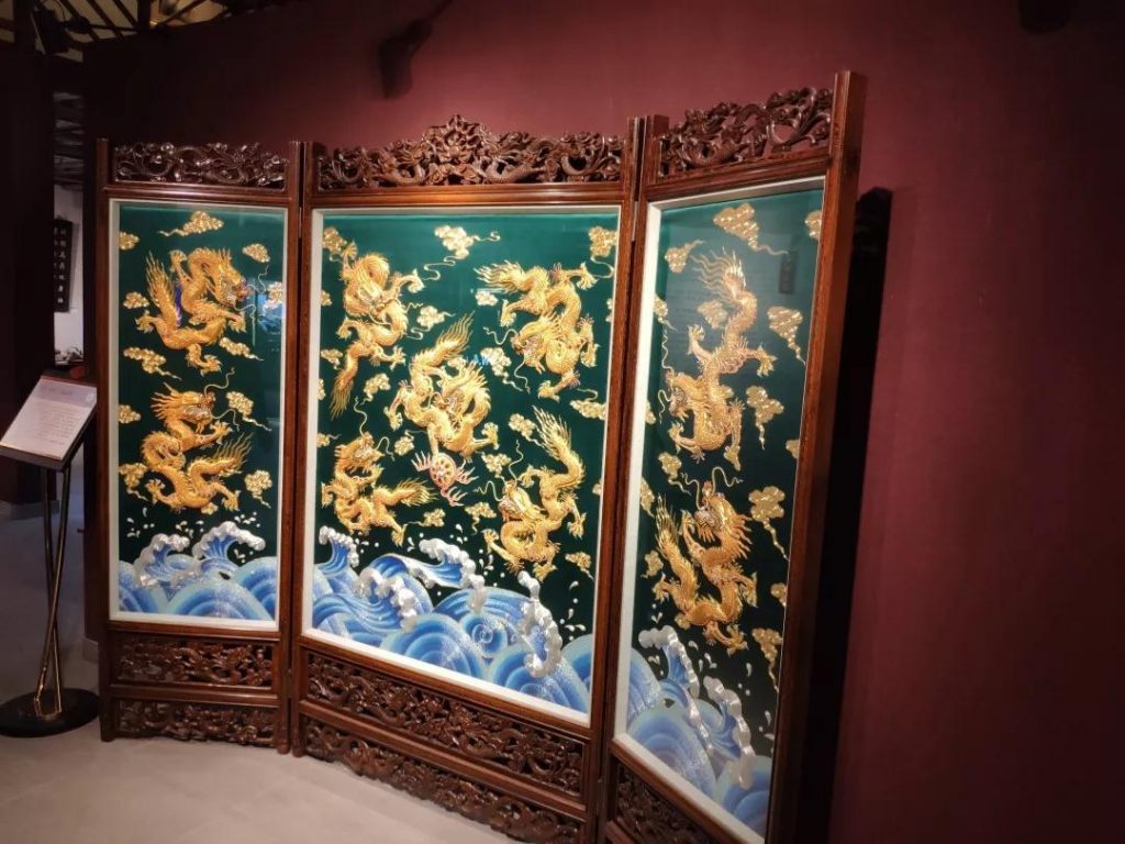 巖星建設(shè)|廣東嶺南工藝美術(shù)館工程設(shè)計插圖(1) 粵繡·釘金繡《九龍屏風(fēng)》